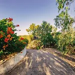 מלון דירות Gardenos 3*